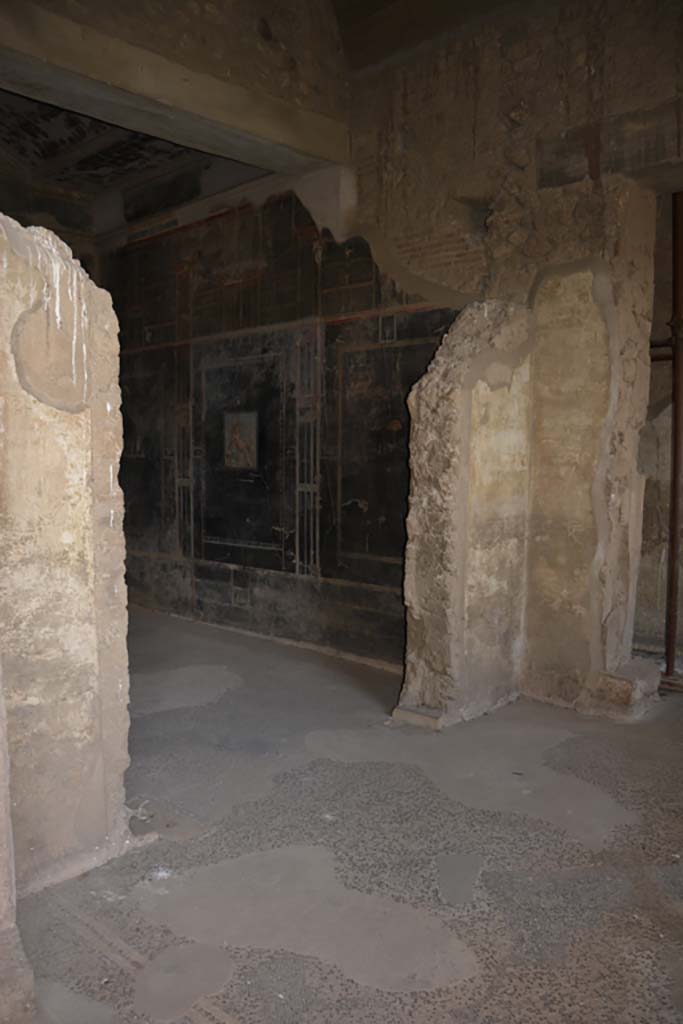 VII.16.22 Pompeii. October 2018.
Room 58, looking across area 57 towards doorway to room with black walls.
Foto Annette Haug, ERC Grant 681269 DÉCOR.