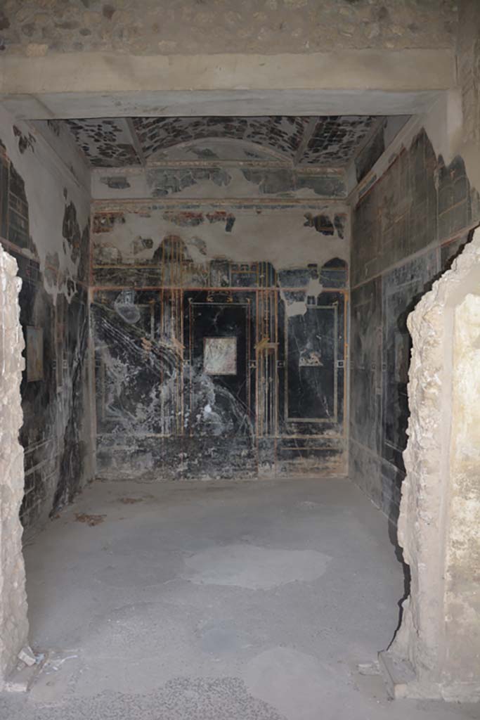 VII.16.22 Pompeii. October 2018. Room 58.
Looking east through doorway into room decorated in IV style on black background.
Foto Annette Haug, ERC Grant 681269 DÉCOR.