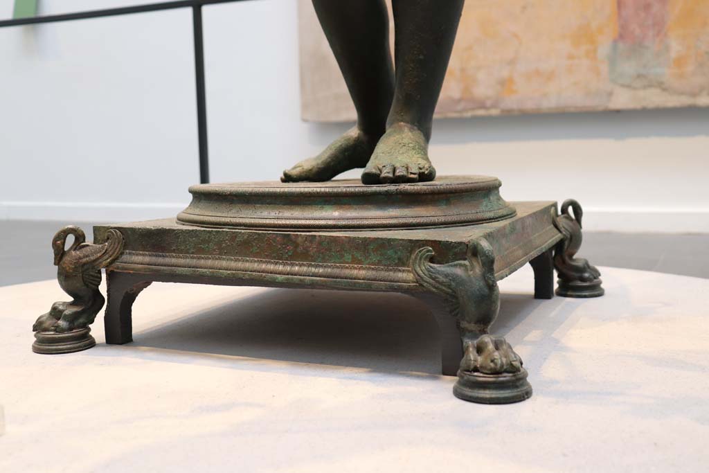 VII.16.17-22 Pompeii. February 2021.
Detail of feet and base of the bronze Ephebus, used as an oil lamp holder, found in dining room.
Photographed on display in Antiquarium. Photo courtesy of Fabien Bièvre-Perrin (CC BY-NC-SA).