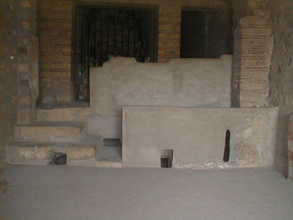VII.16.17-22 Pompeii. December 2007.
Looking east towards steps and walls (area 73, steps leading to floor below).
This is shown in front of anteroom 72 and to doorway to cubiculum 71, on left, and corridor 76 with steps, on right.
