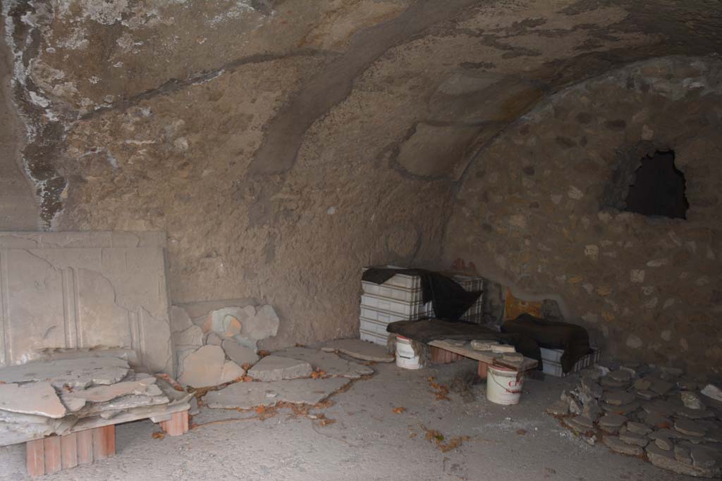 VII.16.17-22 Pompeii. October 2018.
Room 15, with large barrel-vaulted ceiling, looking towards north wall, north-east corner and east wall.
On the east wall at the north end, the painted zoccolo can be seen, painted with fake marble punctuated with yellow and black panels.
Foto Annette Haug, ERC Grant 681269 DÉCOR.