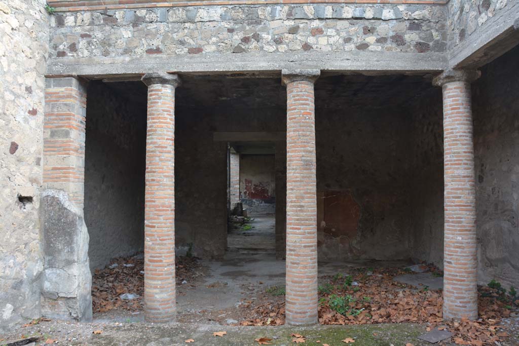 VII.16.17-22 Pompeii. October 2018. Peristyle 14, looking east towards doorway to portico (2).
Foto Annette Haug, ERC Grant 681269 DÉCOR.