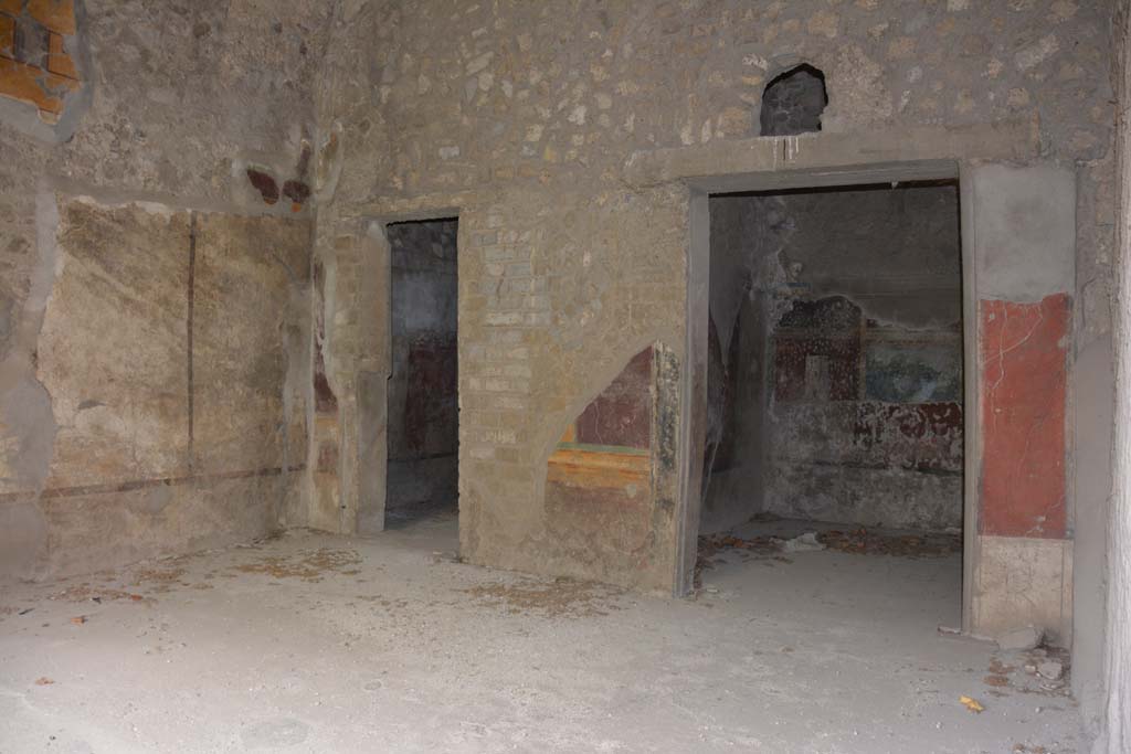 VII.16.22 Pompeii. October 2018.
Room 22, looking towards north-east corner and east wall with two doorways, into room 24, on left, and 23, on right.
Foto Annette Haug, ERC Grant 681269 DÉCOR.