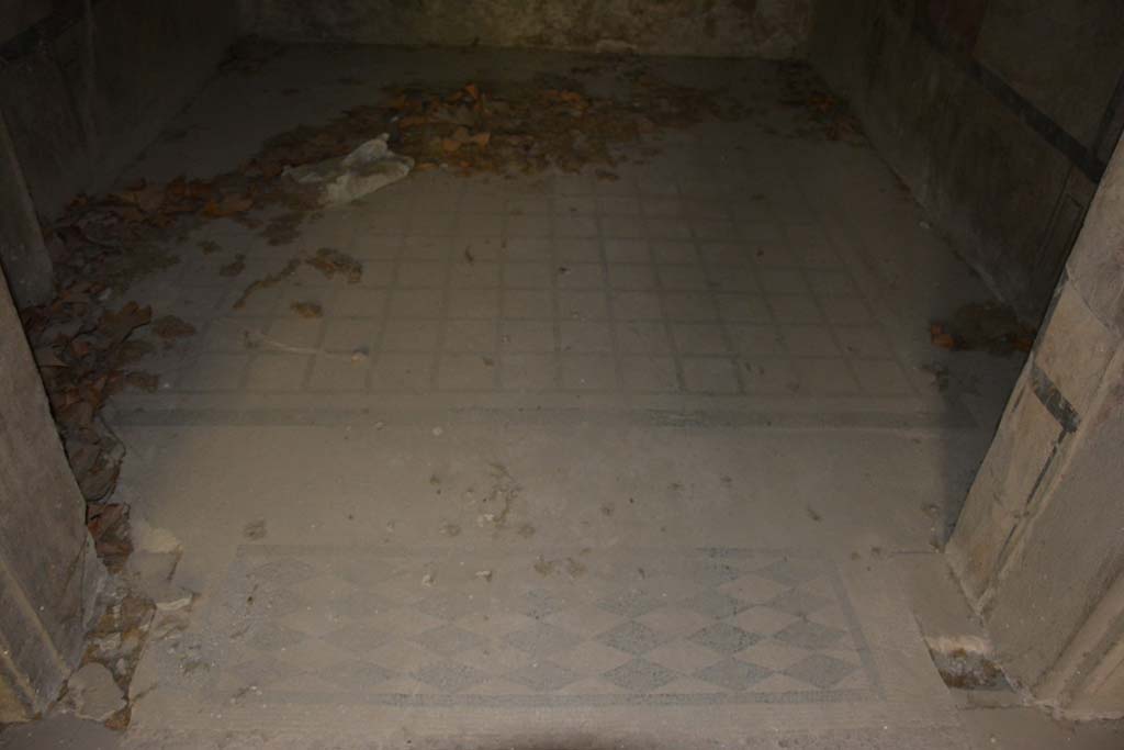 VII.16.22 Pompeii. October 2018. Room 23, doorway threshold from room 22.
Foto Annette Haug, ERC Grant 681269 DÉCOR.