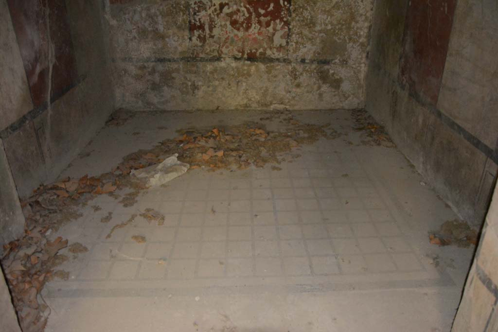 VII.16.17-22 Pompeii. October 2018. Cubiculum 23, looking east across flooring.
Foto Annette Haug, ERC Grant 681269 DÉCOR.