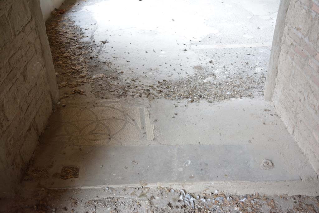 VII.16.17-22 Pompeii. October 2018. Triclinium 25, threshold of doorway, looking north.
Foto Annette Haug, ERC Grant 681269 DÉCOR
