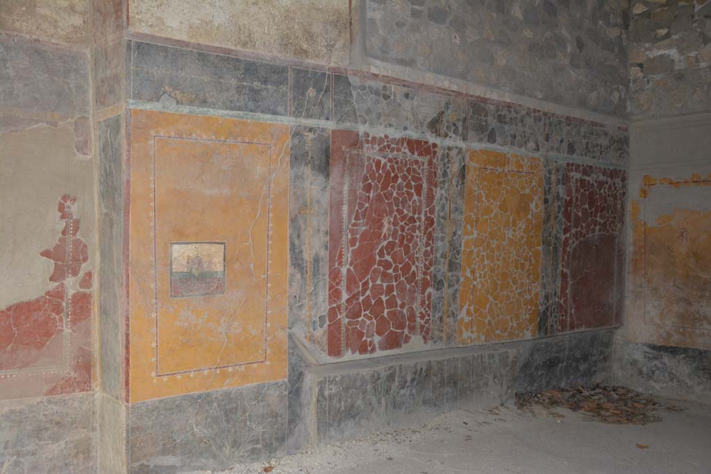 VII.16.17-22 Pompeii. October 2018. Triclinium 25, north wall, with painted panel showing masks of satyrs resting on a shelf.
Foto Annette Haug, ERC Grant 681269 DÉCOR.