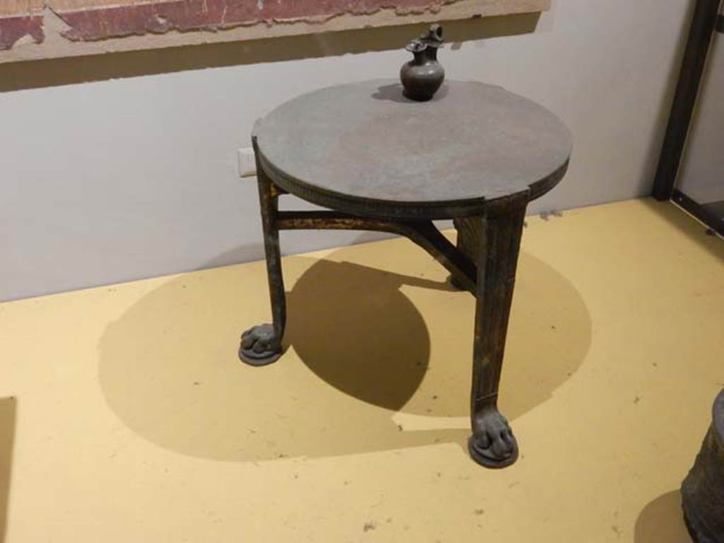 VII.16.17-22 Pompeii. May 2018. Table in bronze with lion’s paws. Parco Archeologico di Pompei, inventory number 13108.
Pitcher (jug) in bronze with the face of a follower of Dionysus at the base of the handle. Parco Archeologico di Pompei, inventory number 14072.
Photo courtesy of Buzz Ferebee.