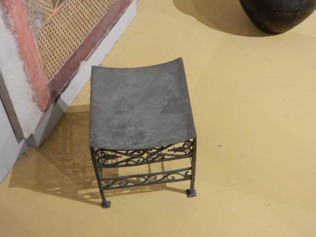 VII.16.17-22 Pompeii. May 2018.
Bronze stool decorated with palms and lotus flowers. Archaeological Park of Pompeii, inv. 13355.
Photo courtesy of Buzz Ferebee.