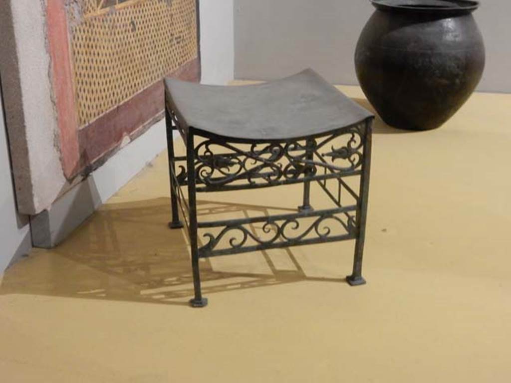 VII.16.17-22, Pompeii. May 2018. Bronze stool decorated with palms and lotus flowers. Parco Archeologico di Pompei, inventory number 13355.
Pot (olla) in bronze for the boiling of foods, Parco Archeologico di Pompei, inventory number 14069.
Photo courtesy of Buzz Ferebee.