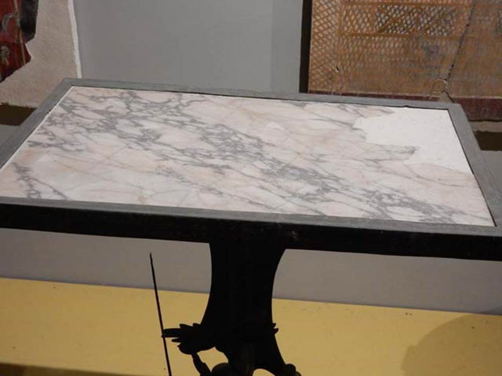 VII.16.17-22, Pompeii. May 2018. Detail of marble table-top, Archaeological Park of Pompeii, inv. 13371.
Photo courtesy of Buzz Ferebee.