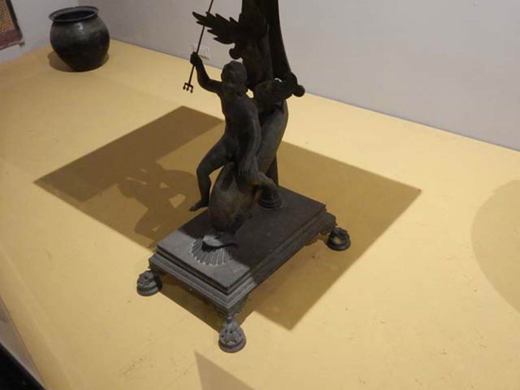 VII.16.17-22, Pompeii. May 2018. Detail of base of bronze and marble table, Archaeological Park of Pompeii, inv. 13371.
Photo courtesy of Buzz Ferebee.