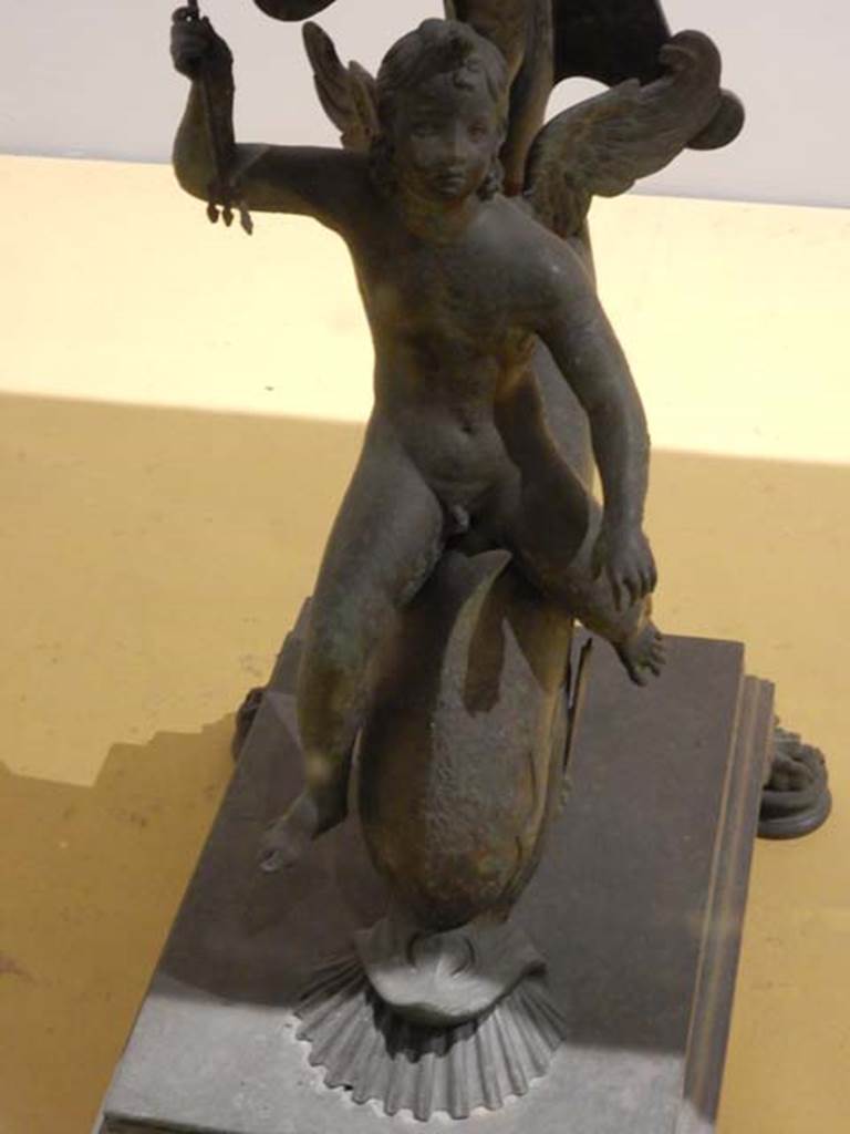VII.16.17-22, Pompeii. May 2018. Bronze and marble table.
Base with bronze cupid riding a dolphin, Archaeological Park of Pompeii, inv. 13371.
Photo courtesy of Buzz Ferebee.