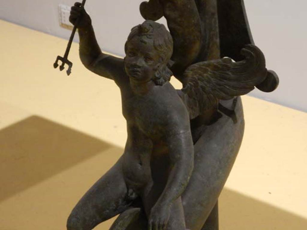 VII.16.17-22, Pompeii. May 2018. Bronze and marble table.
Detail of bronze cupid riding a dolphin, Archaeological Park of Pompeii, inv. 13371.
Photo courtesy of Buzz Ferebee.