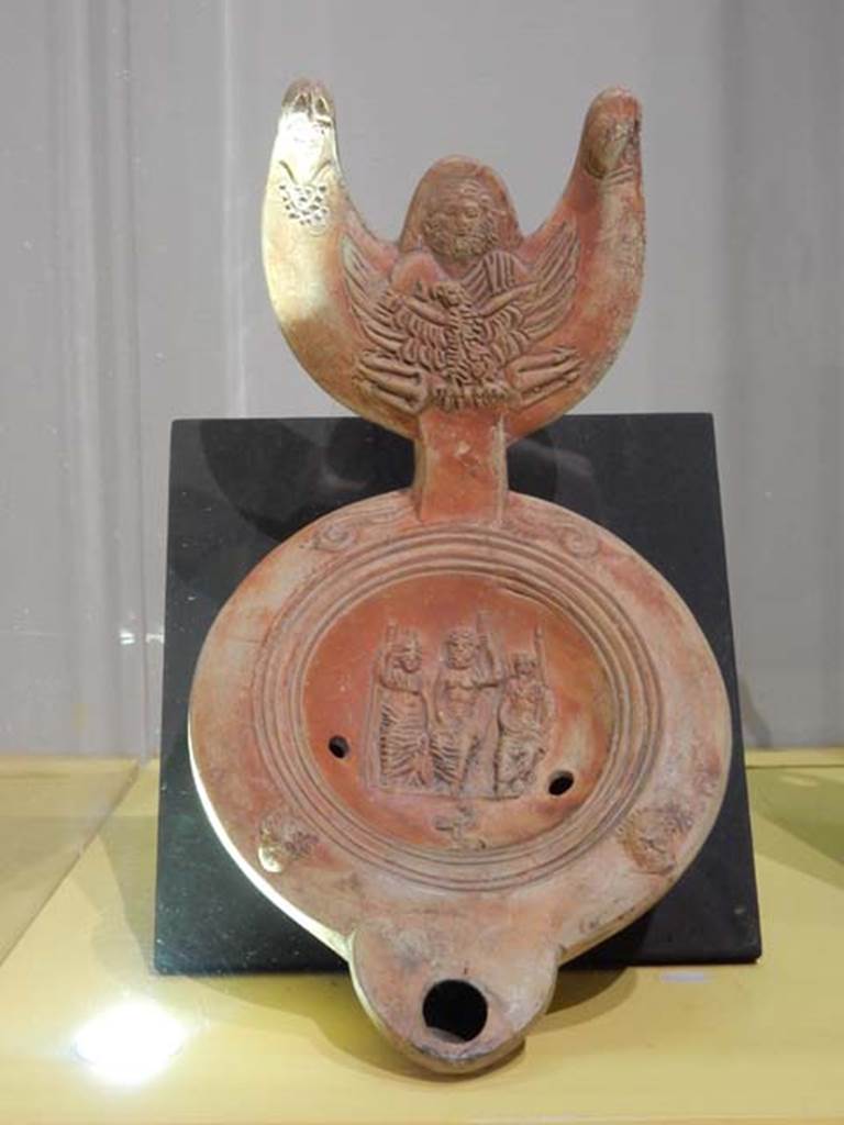 VII.16.17-22, Pompeii. May 2018.
Oil lamp, with Jupiter and Eagle on the handle, and Jupiter, Juno and Minerva in the central part,
Parco Archeologico di Pompei, inventory number 13962. Photo courtesy of Buzz Ferebee.