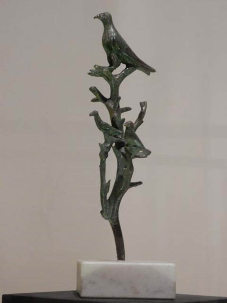 VII.16.17-22, Pompeii. May 2018. Decorative element of bronze fountain with crow and two birds on a branch.
Archaeological Park of Pompeii, but no inventory number given. Photo courtesy of Buzz Ferebee.