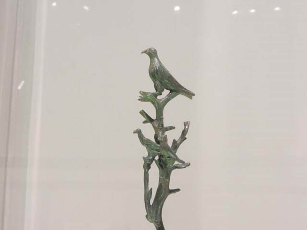 VII.16.17-22, Pompeii. May 2018. Detail of decorative element of bronze fountain with crow and two birds on a branch.
Archaeological Park of Pompeii, but no inventory number given. Photo courtesy of Buzz Ferebee.