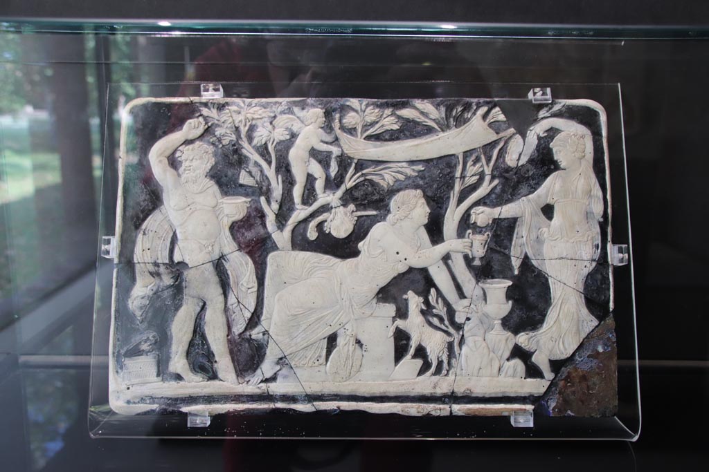 VII.16.17-22 Pompeii. Pompeii. October 2022.
Glass cameo panel decorating furniture, on display in exhibition in Palaestra. Photo courtesy of Klaus Heese.