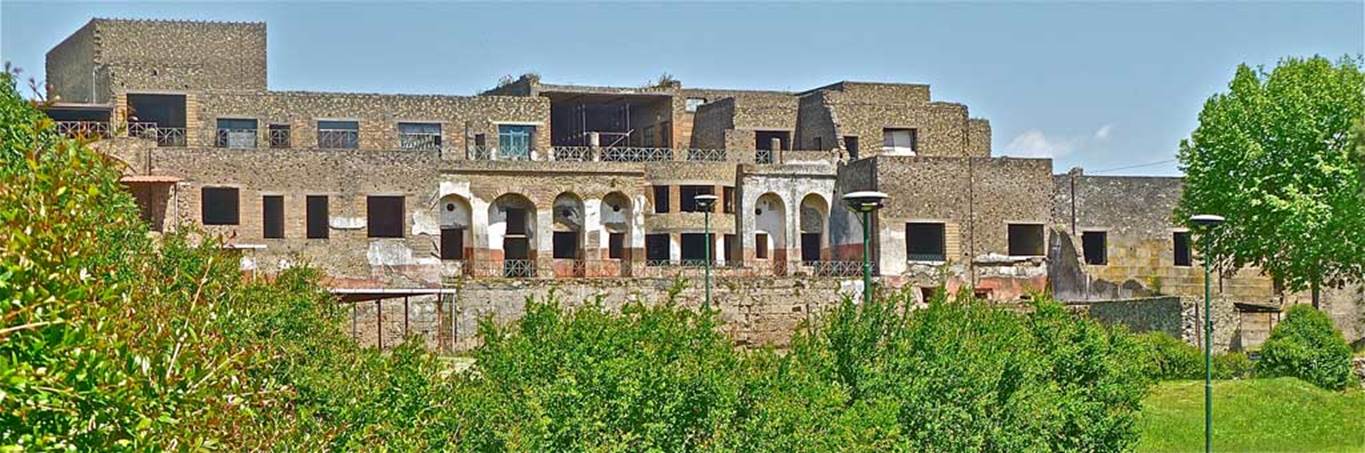 VII.16.22/21/20/19/18/17. May 2011. Looking east to rear of complex of House of Fabius Rufus. Photo courtesy of Michael Binns.