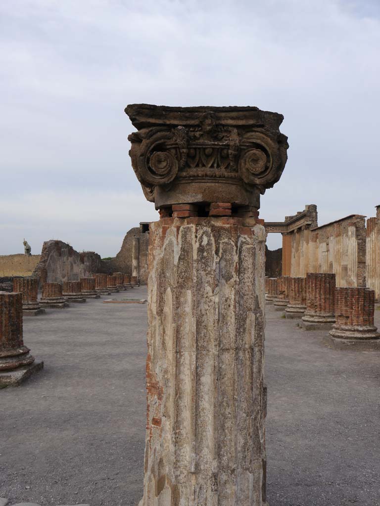 VIII.1.1, Pompeii. September 2018. Looking west towards column with capital.
Foto Anne Kleineberg, ERC Grant 681269 DÉCOR.