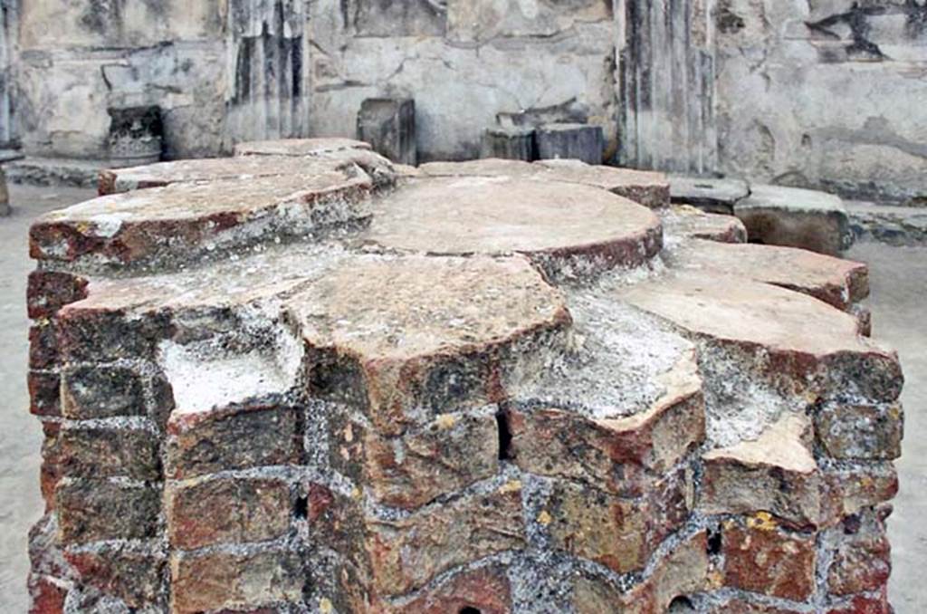 VIII.1 Pompeii. 2001. Basilica, detail of column brickwork. Photo courtesy of Peter Woods.
