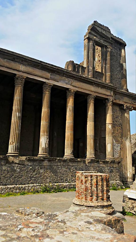 VIII.1.1 Pompeii. 2016/2017.
Looking west to north end of Tribunal with upper and lower floors.
Photo courtesy of Giuseppe Ciaramella.