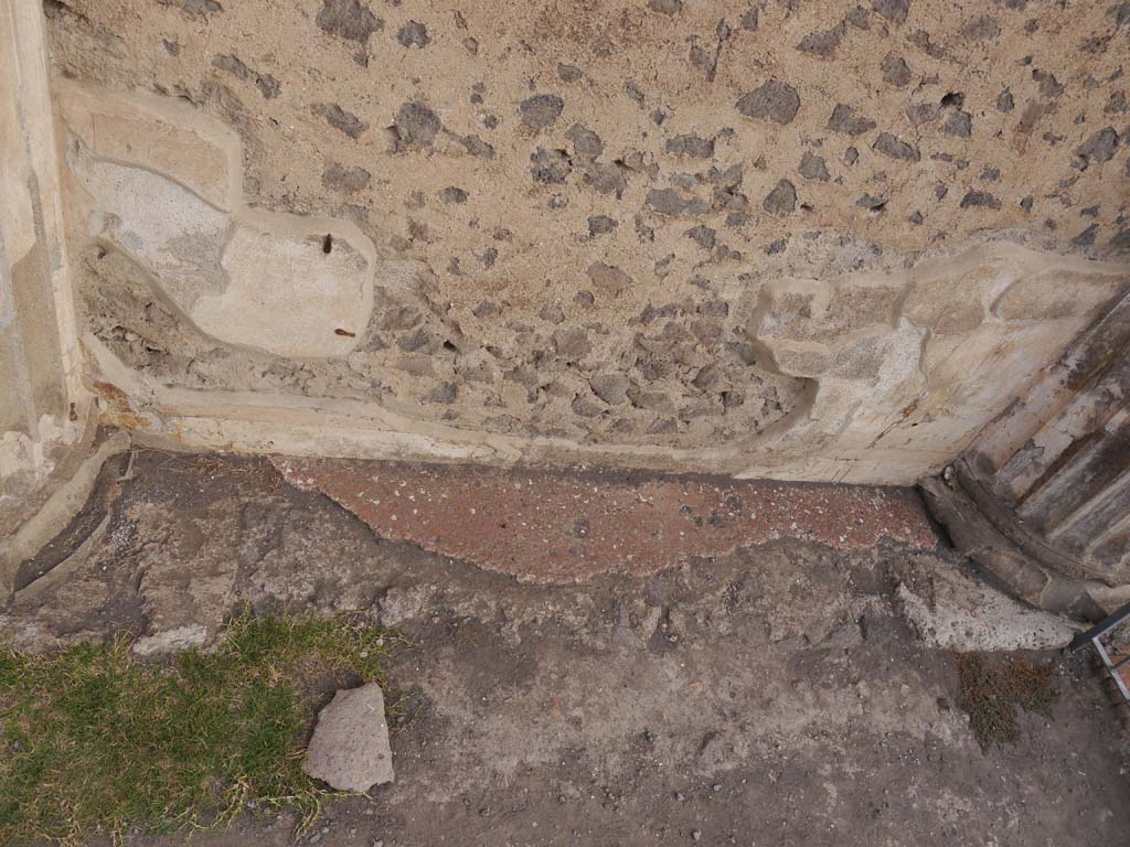 VIII.1.1 Pompeii, September 2018. Detail of stucco decoration and flooring on second panel from east side of doorway at VIII.1.2.
Foto Anne Kleineberg, ERC Grant 681269 DÉCOR.