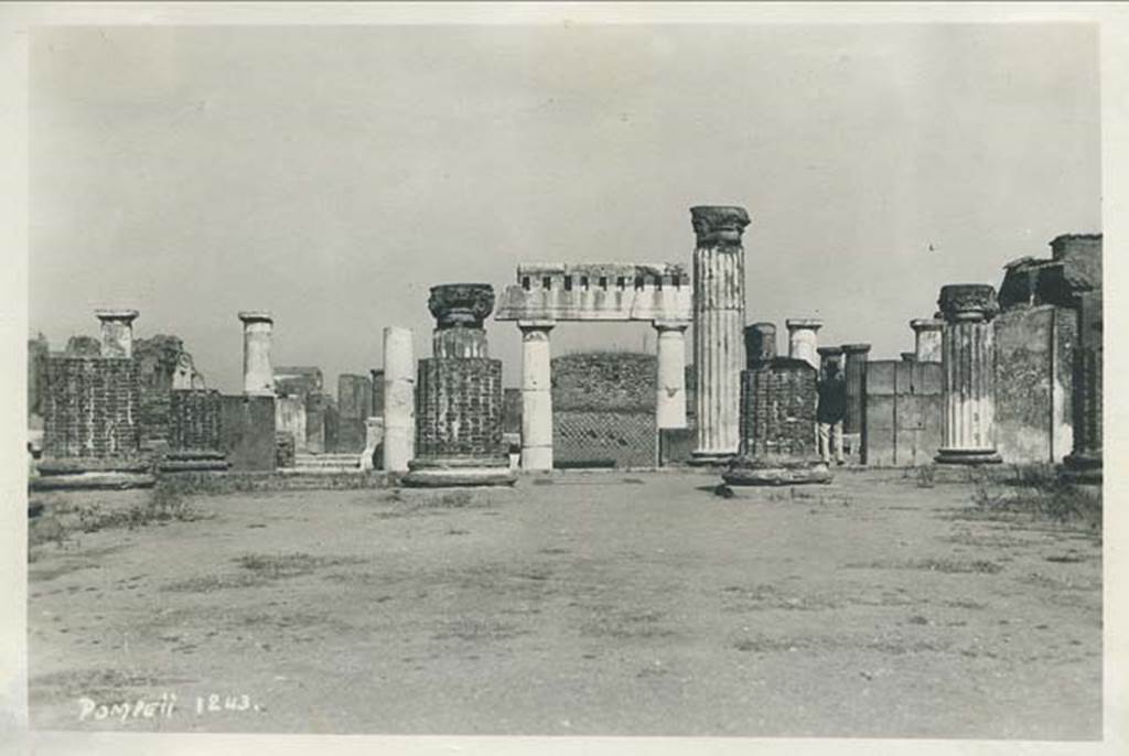 VIII.1.1 Pompeii. March 1939 during a stop on a world cruise on SS Carinthia. Looking east towards Forum from Basilica. Photo courtesy of Rick Bauer.