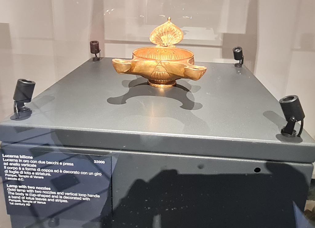 VIII.1.3 Pompeii. April 2023. Gold lamp with two nozzles donated as a gift to the Temple. 
On display in “Campania Romana” gallery in Naples Archaeological Museum, inv. 25000. Photo courtesy of Giuseppe Ciaramella.
