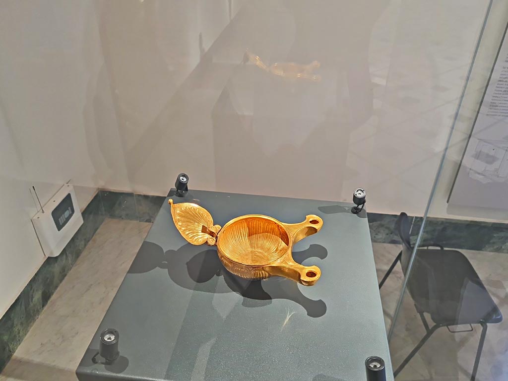 VIII.1.3 Pompeii. April 2023. Gold lamp with two nozzles donated as a gift to the Temple. 
On display in “Campania Romana” gallery in Naples Archaeological Museum, inv. 25000. Photo courtesy of Giuseppe Ciaramella.
