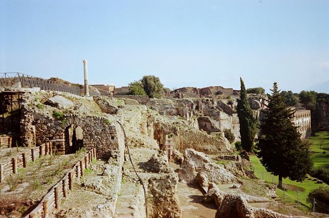 VIII.1.3 Pompeii. January 2010. Looking east along rear of the Temple of Venus. Photo courtesy of Rick Bauer.