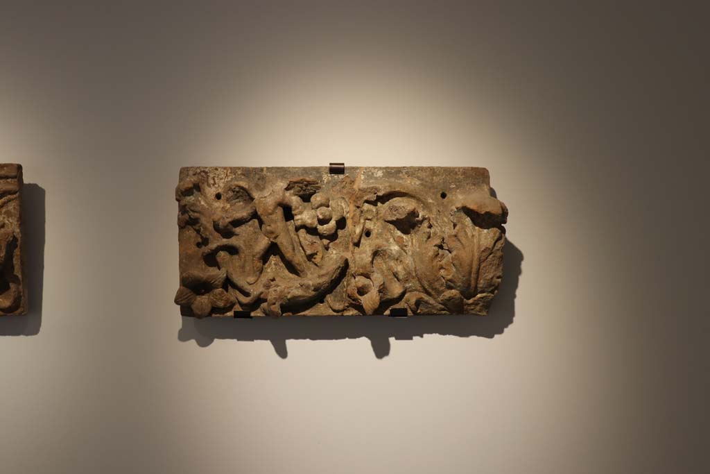 VIII.1.4 Pompeii Antiquarium. February 2021. Terracotta plaque found in VI.17.42, from Insula Occidentalis. 
Photo courtesy of Fabien Bièvre-Perrin (CC BY-NC-SA).

