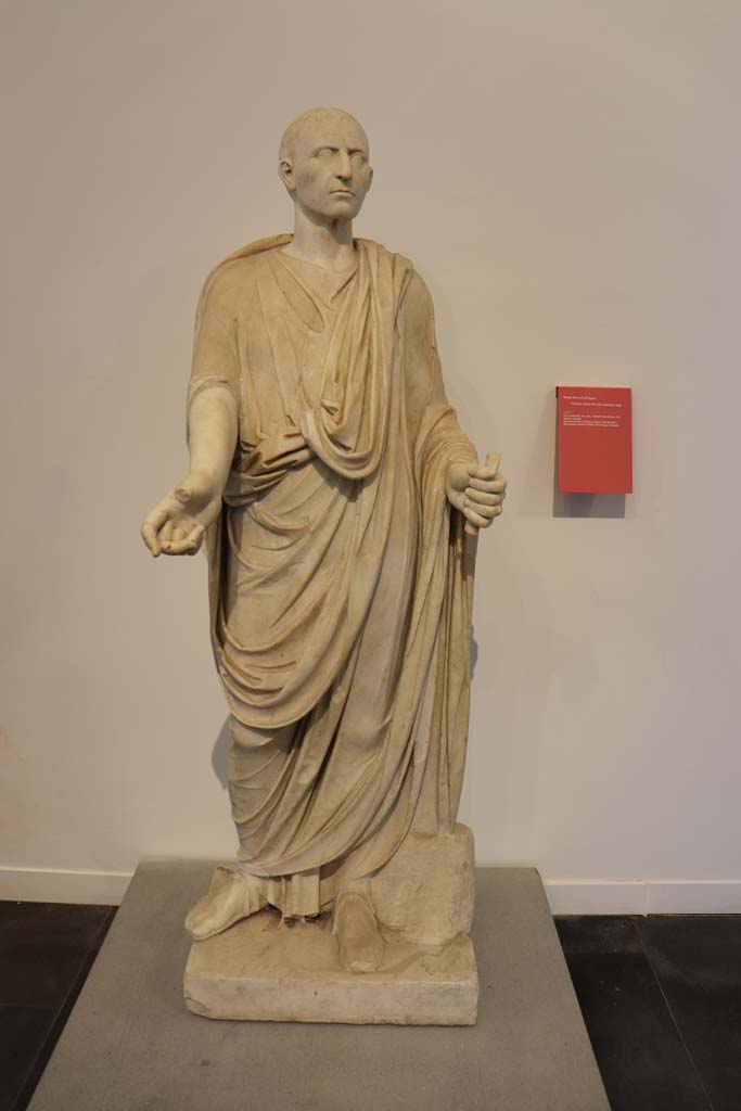 VIII.1.4 Pompeii. February 2021. 
Marble funerary statue of a man wearing a toga, from the Tombs at the Herculaneum Gate, Tomb of gens Istacidia.
Photo courtesy of Fabien Bi�vre-Perrin (CC BY-NC-SA).
