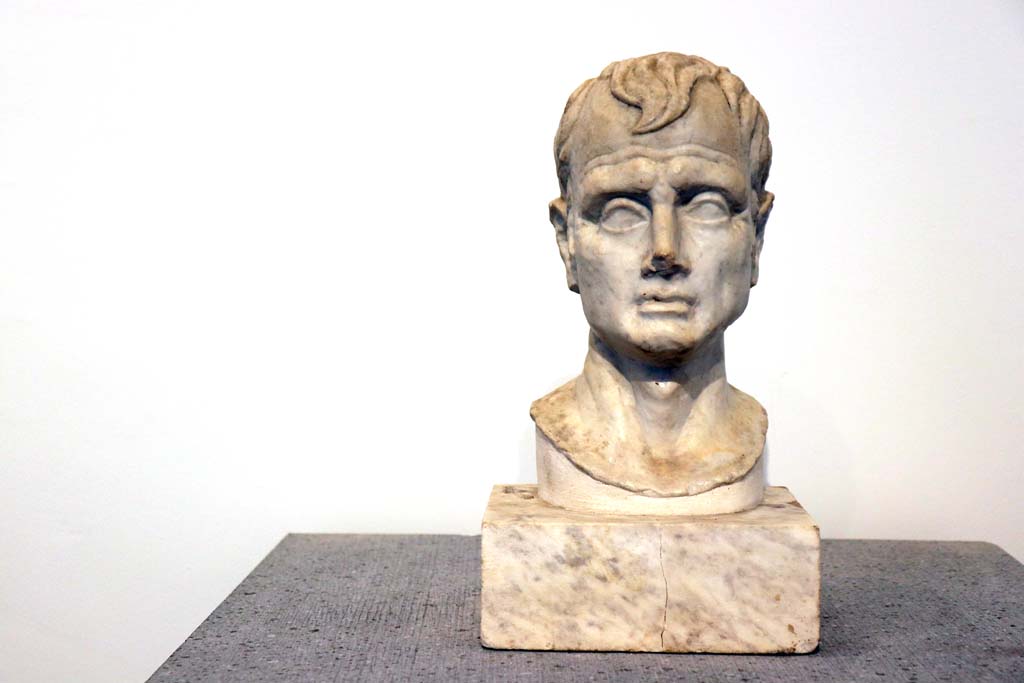 VIII.1.4 Pompeii. February 2021. Marble bust of a man, from VI.16.7. Photo courtesy of Fabien Bi�vre-Perrin (CC BY-NC-SA).
According to Maiuri, (p.106 above) �
displayed in the Room of Livia and of Pompeian Portraits, were two heads found in the House of the Golden Cupids at VI.16.7. 
One being a portrait which was originally supported by a wooden herm, and the other an idealized head. 
