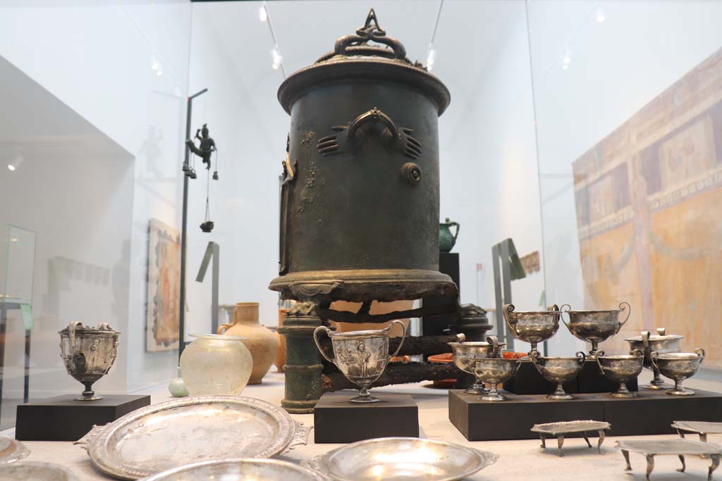 VIII.1.4 Pompeii. February 2021. Display cabinet, looking towards silver table set from Moregine.
Photo courtesy of Fabien Bièvre-Perrin (CC BY-NC-SA).

