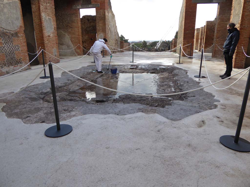 VIII.2.16 Pompeii. January 2017. Looking west across impluvium after it has filled with rainwater.
Foto Annette Haug, ERC Grant 681269 DÉCOR