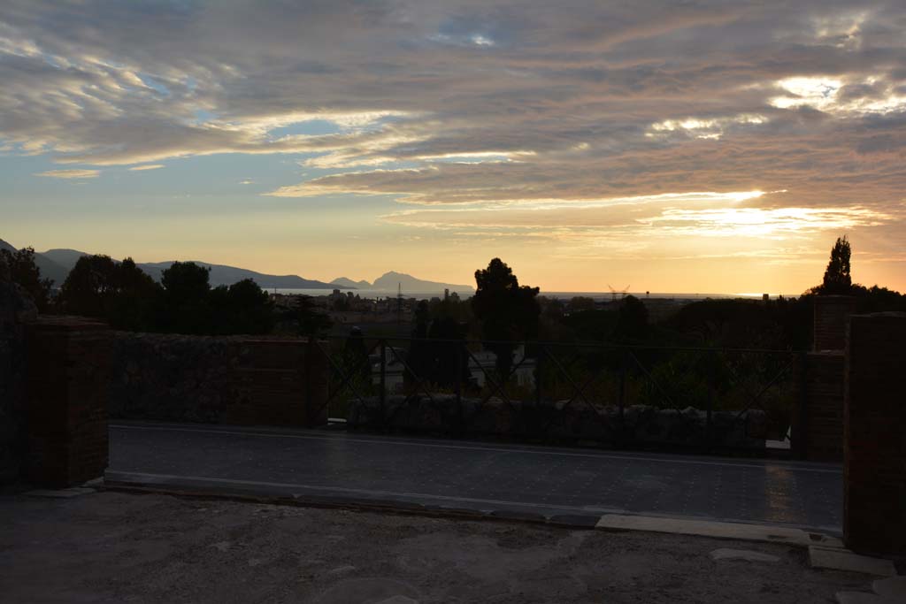 VIII.2.16 Pompeii. November 2017. View of Sorrentine Peninsula and Capri from tablinum across east portico.
Foto Annette Haug, ERC Grant 681269 DÉCOR.