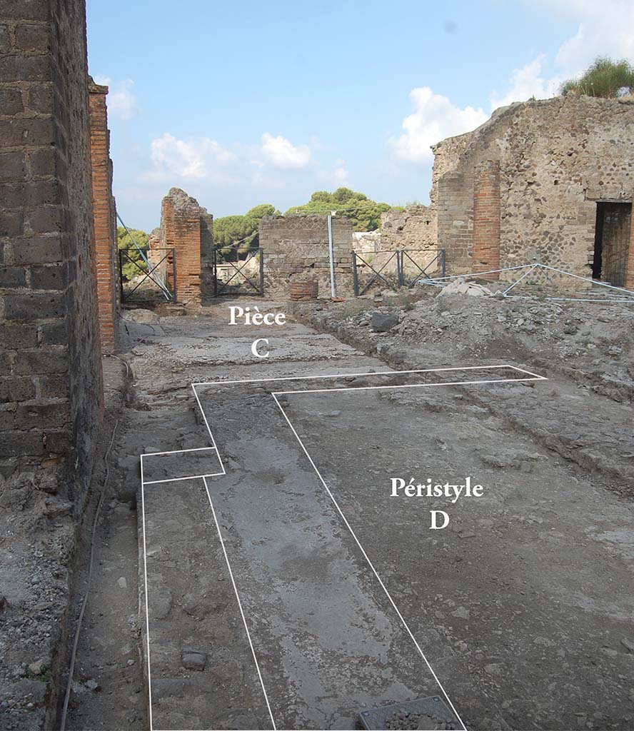 Fig. 5 - Pompéi, Maison des Mosaïques géométriques. Le péristyle D. Vue depuis l’angle sud-est du péristyle 41.
Photo courtoisie de Sandra Zanella. Agrandir / Enlarge (jpg, 2,4M)
Sur concession du Ministero dei Beni e delle Attività Culturali e del Turismo - Soprintendenza Speciale per i Beni Archeologici di Pompei, Ercolano e Stabia.
Toute reproduction, par quelque moyen que ce soit, est interdite.