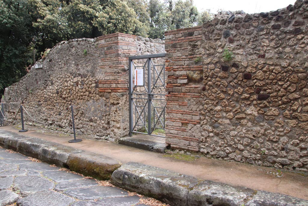 VIII.2.39 Pompeii. May 2024. Looking south-east to entrance doorway on Via della Regina. Photo courtesy of Klaus Heese.