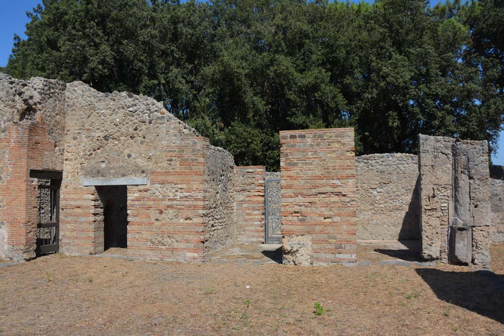 VIII.2.39 Pompeii. September 2019.
Looking towards north side of atrium, with entrance corridor, in centre, with doorways to room c and d, on right.
On the left is the doorway to room n, followed by room d, against the north wall on the west side of entrance corridor.
Foto Annette Haug, ERC Grant 681269 DÉCOR