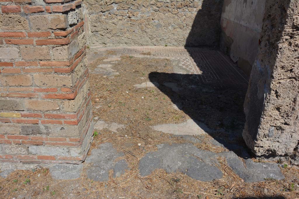 VIII.2.39 Pompeii. September 2019. Doorway threshold, looking north into room c.
Foto Annette Haug, ERC Grant 681269 DÉCOR