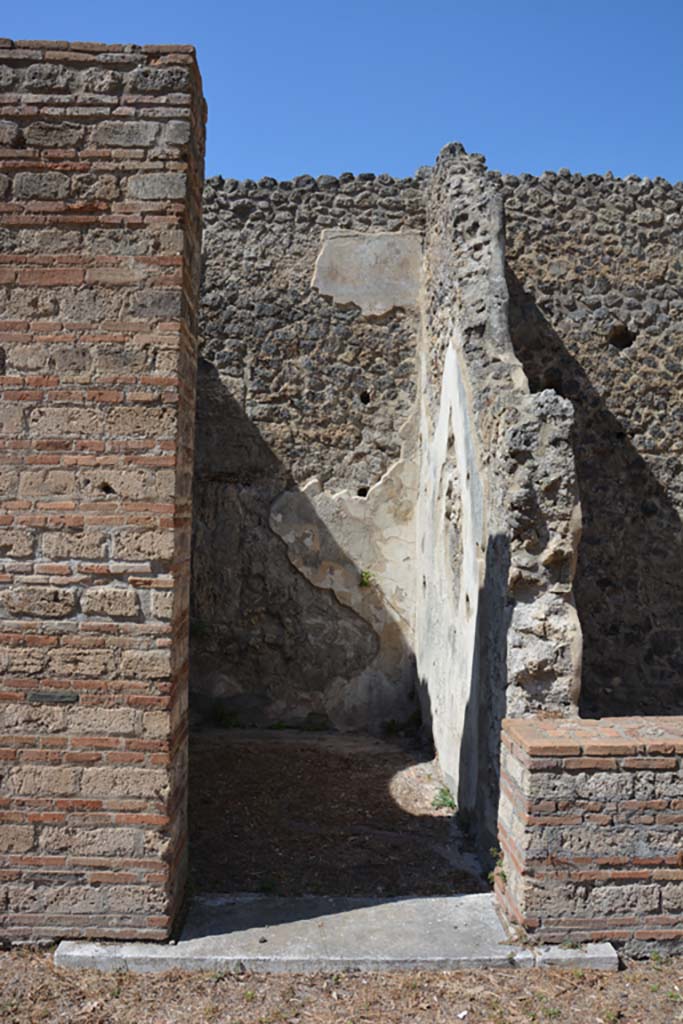 VIII.2.39 Pompeii. September 2019. Doorway to room l (L) on west side of atrium.
Foto Annette Haug, ERC Grant 681269 DÉCOR