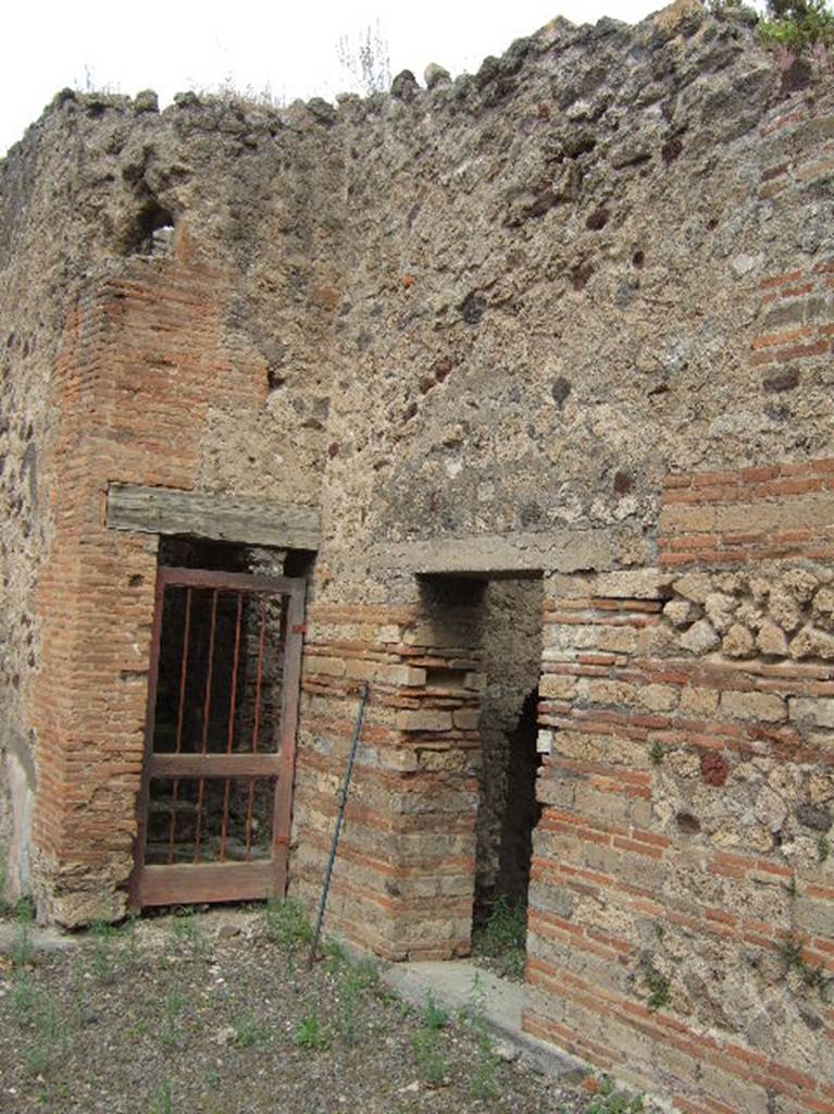 VIII.2.39 Pompeii. May 2006. Doorways to room n, staircase to upper floor, and kitchen, in north-west corner of atrium.