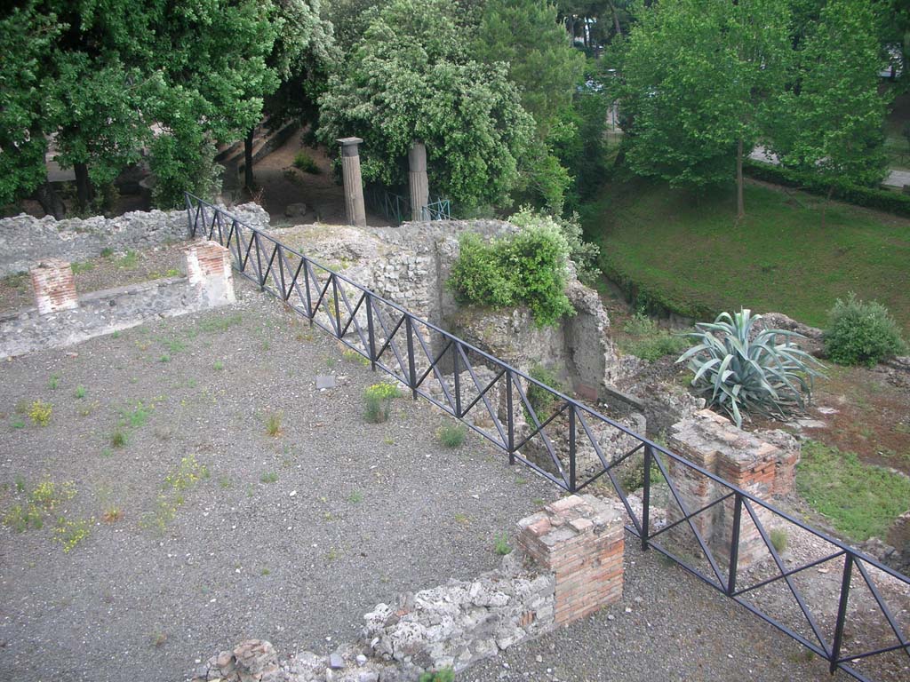 VIII.2.39 Pompeii. May 2011. Large room w, looking east towards room x, another triclinium with windows, upper left.
On the right would have been the portico, leading to the street-level terrace. Photo courtesy of Ivo van der Graaff.