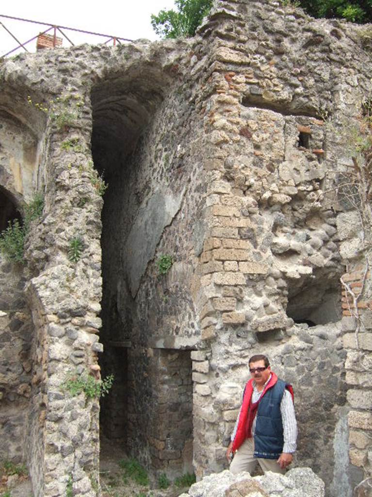 VIII.2.39 Pompeii. May 2006. First lower floor, corridor a’ with doorways to room f. Looking north.