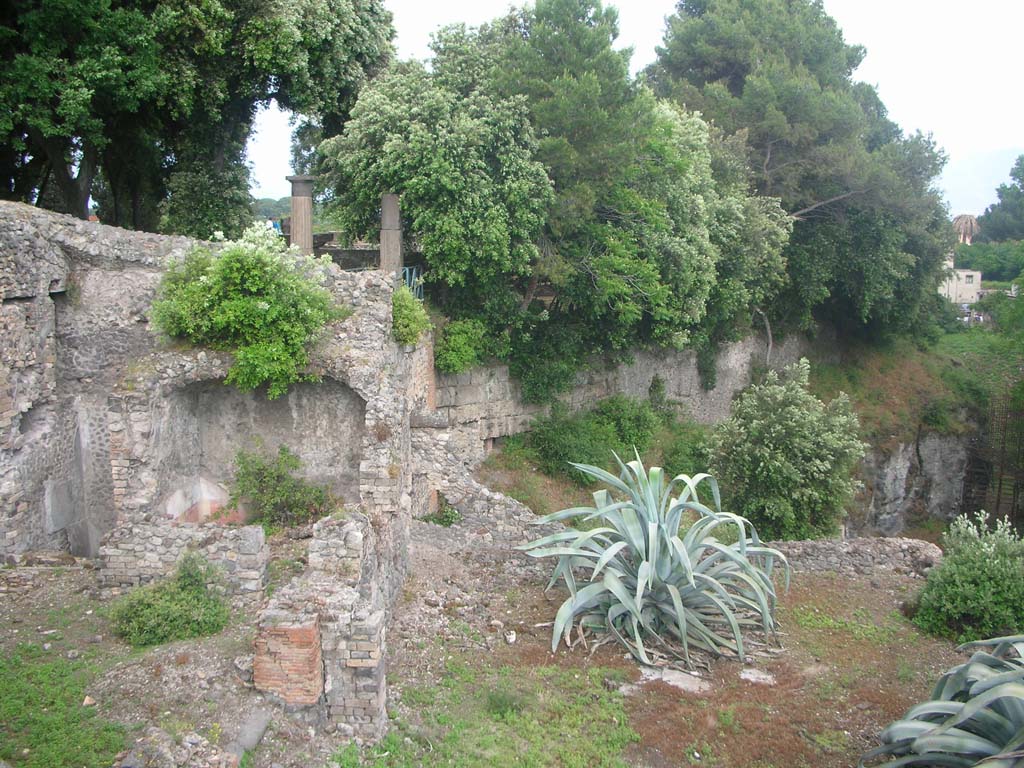 VIII.2.39 Pompeii. May 2011.
First lower floor, looking east towards steps to lower floor, on left, cubiculum, centre left, and terrace, on right.
At the rear is the Triangular Forum, with City Walls beneath. Photo courtesy of Ivo van der Graaff.