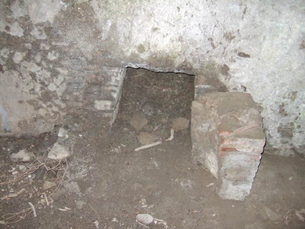 VIII.2.39 Pompeii. May 2006. Room 03. Oven.