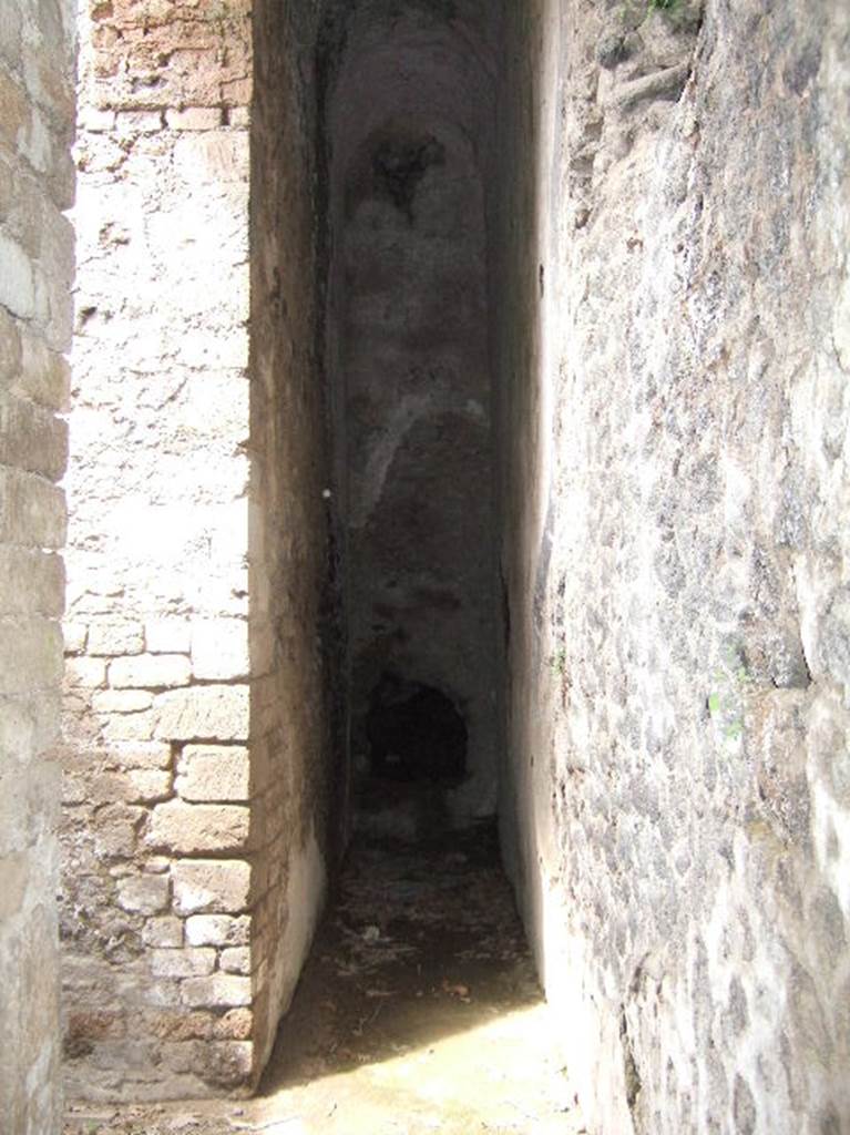VIII.2.39 Pompeii. May 2006. Corridor b' leading west on First lower level.