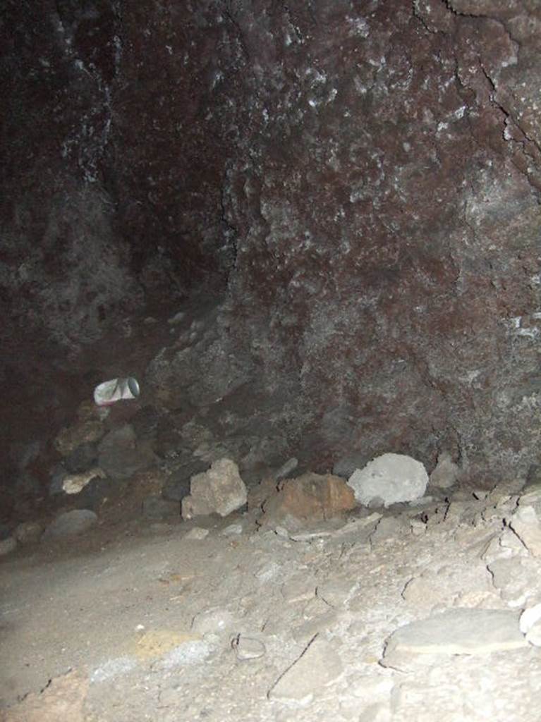 VIII.2.39 Pompeii. May 2006. Inside “hole in wall”, at end of corridor.