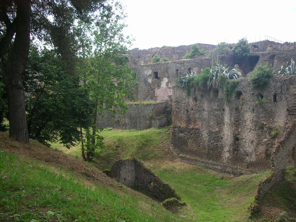 VIII.2.39 Pompeii, on right. May 2011. Looking north-west towards rear of “hanging houses”. Photo courtesy of Ivo van der Graaff.